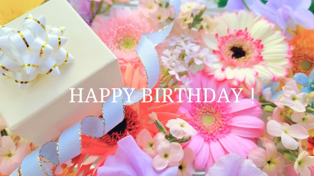 お誕生日プレゼントのお花とギフトボックス